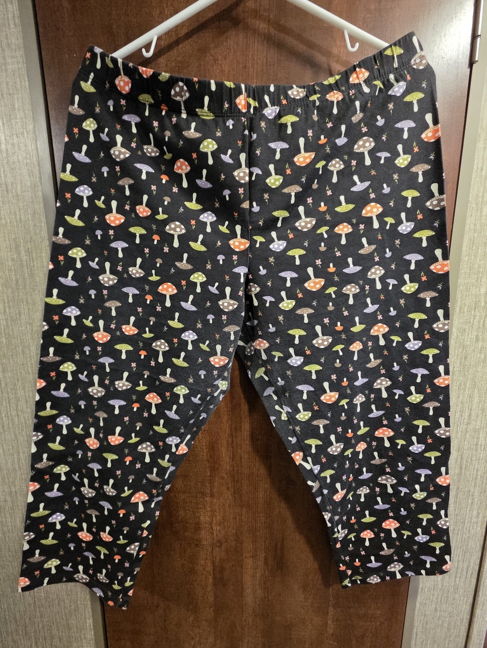 Mushroom Print Capri Leggings